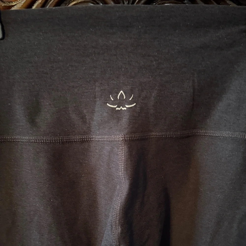 Beyond Yoga Black High-Waisted Cropped Leggings - Picture 4 of 5